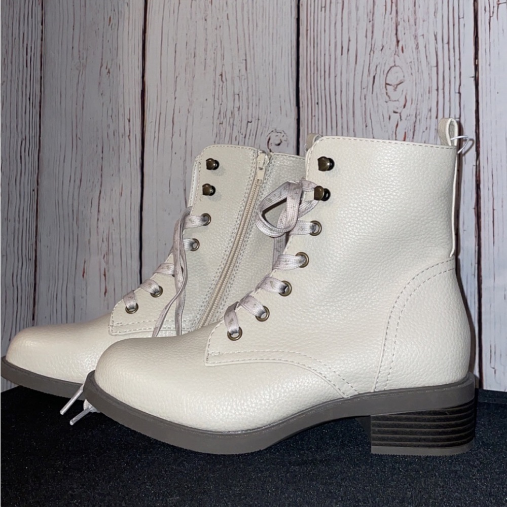 NWT Delaney Boots